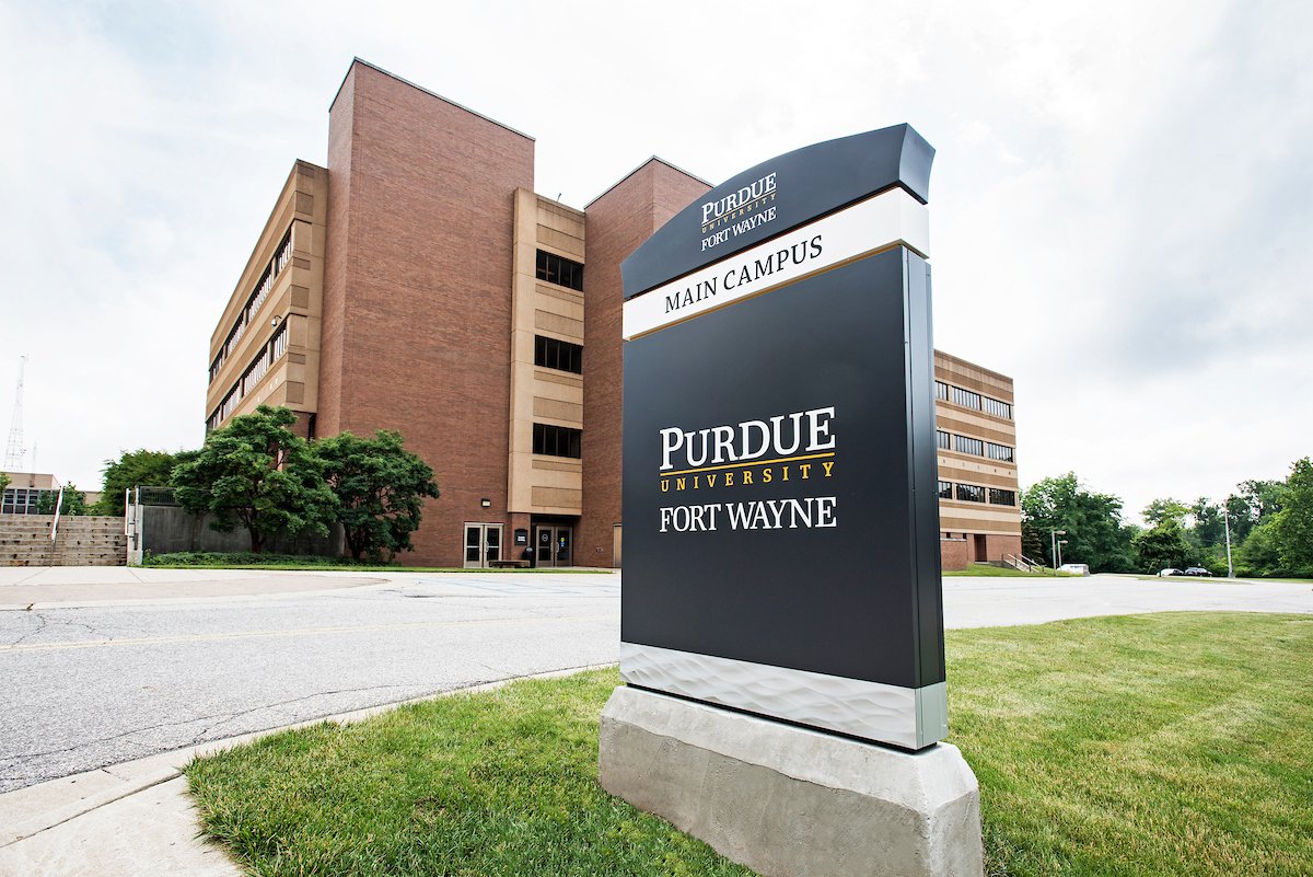 does purdue require essay